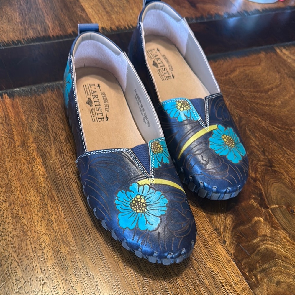 ARTISTE Navy Floral Leather Slip-On Flats